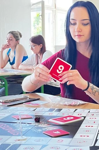 STRATE9Y diskuse hráčů u stolu