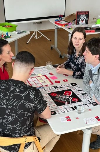 Skupina hráčů testuje podnikatelský nápad pomocí STRATE9Y